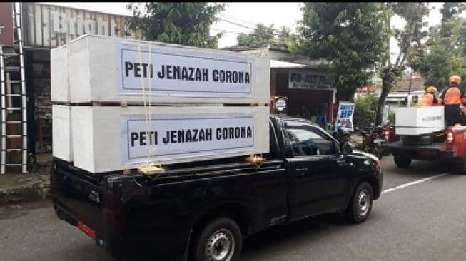 buat_efek_kejut_peti_jenazah_corona_diarak_keliling_kota_banjarnegara