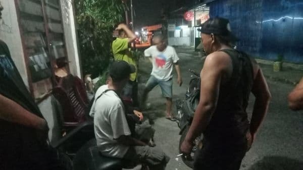 bubarkan_remaja_hendak_tawuran_jari_kepling_kelurahan_lalang_kena_sabet_sajam