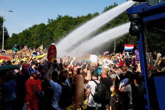 bubarkan_unjukrasa_polisi_belanda_gunakan_water_canon_2400_orang_ditahan