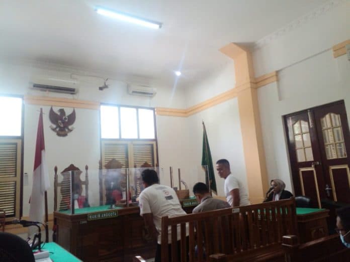 budi_hartono_akui_sering_jual_sabu_hakim_tersenyum