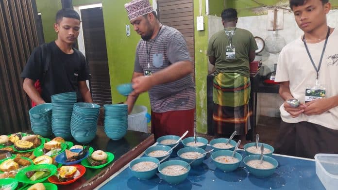 buka_puasa_di_mesjid_ghaudiyah_mesjid_india_muslim_di_medan