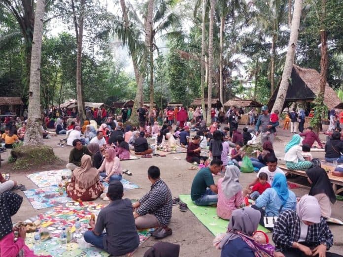 buka_seminggu_sekali_dan_bayar_pakai_bambu_pusat_kuliner_sarapan_pagi_di_deli_serdang_diserbu_pengunjung