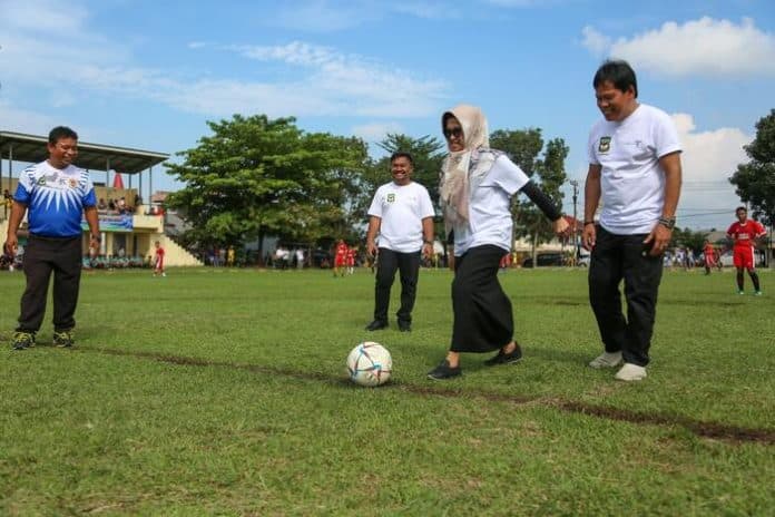 buka_turnamen_sepak_bola_wali_kota_cup_tahun_2023_susanti_dewayani_kalah_menang_itu_biasa