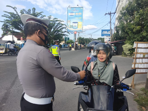 bukan_ditilang_pemotor_lengkap_di_asahan_disetop_polantas_dan_diberi_bunga