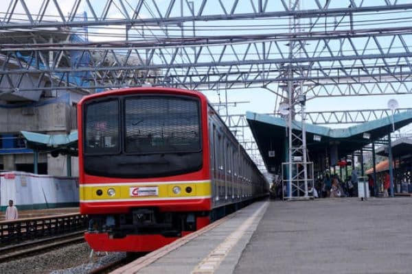 bukan_kesurupan_penumpang_krl_yang_kejang_kejang_dikarenakan_sakit
