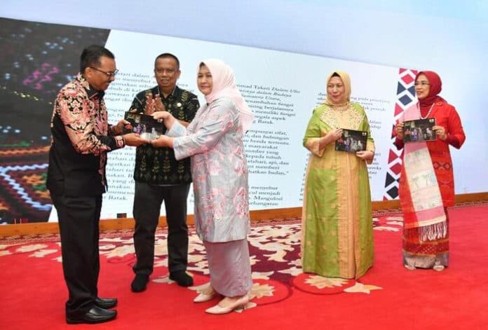 buku_tenun_sumatera_utara_indahnya_kecintaan_pada_adat_istiadat