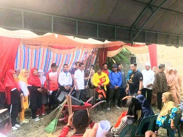 bulan_bhakti_gotong_royong_dinas_perikanan_batu_bara_salurkan_bibit_ikan_dan_pohon_buah