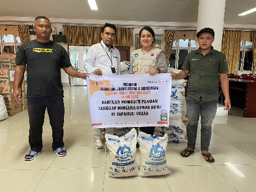 bulog_berikan_bantuan_beras_750_kg_untuk_korban_gempa_taput