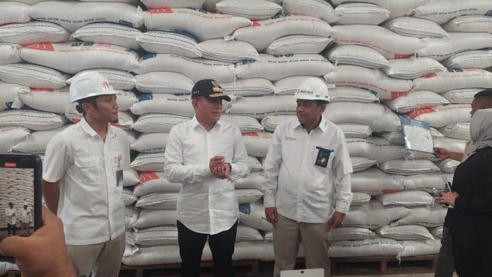 bulog_sumut_salurkan_beras_untuk_926507_ke_kelompok_penerima_manfaat