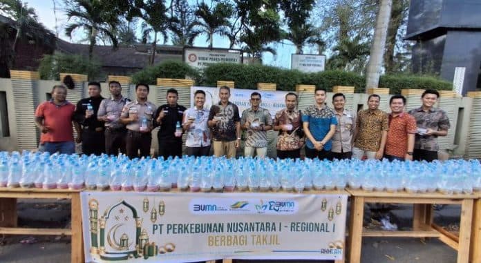 bumn_muda_perkebunan_ptpn1_regional_1_bagikan_seribuan_paket_takjil