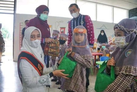 bunda_paud_batu_bara_serahkan_peralatan_sholat_untuk_paud_pokja