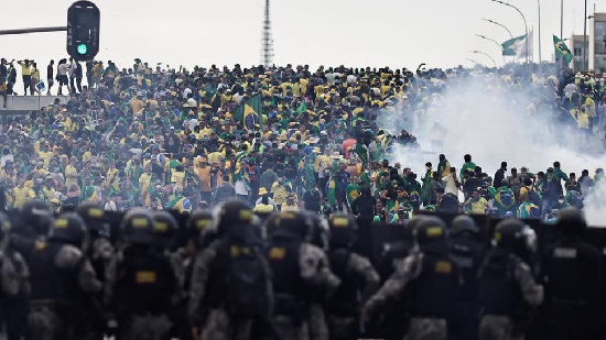 buntut_kerusuhan_di_istana_presiden_brasil_gubernur_brasilia_dicopot