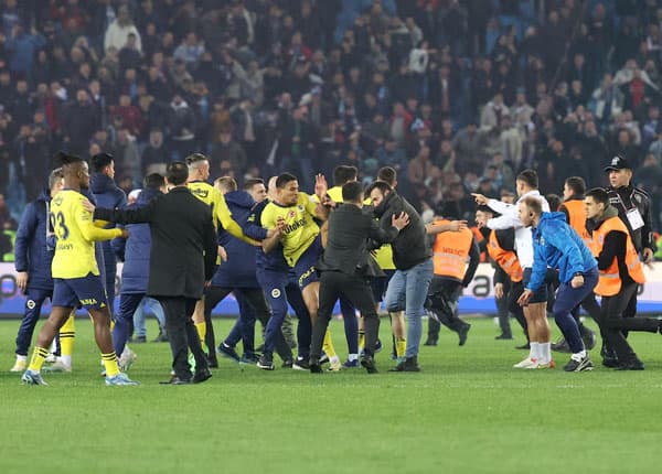 buntut_pemain_diserang_fenerbahce_pertimbangkan_mundur_dari_super_lig