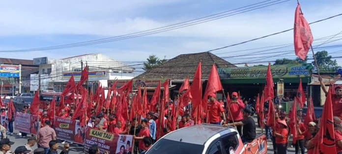 buntut_pencabutan_bendera_parpol_kader_pdi_p_dairi_unjuk_rasa_ke_kantor_bupati