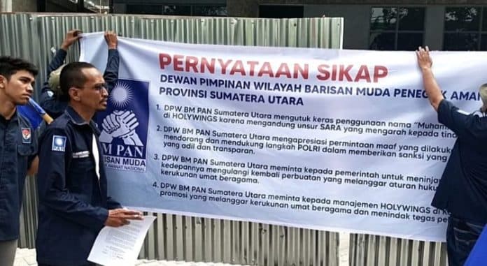 buntut_promo_minuman_beralkohol_berbau_sara_holywings_di_jalan_merak_jingga_medan_disegel_massa