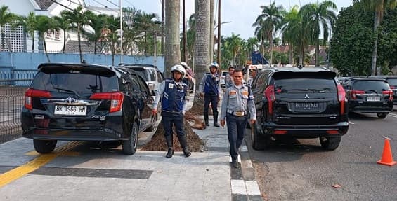 buntut_video_viral_mobil_parkir_di_atas_trotoar_dishub_medan_rutinkan_razia_parkir
