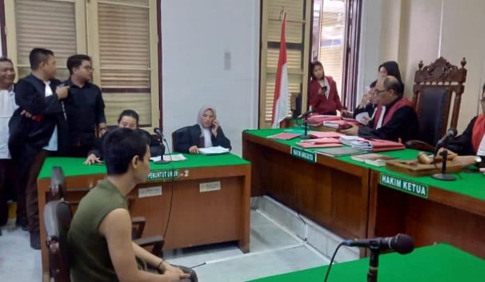 bunuh_abang_tiri_rebutan_jadi_pak_ogah_pemuda_ini_dituntut_10_tahun_penjara