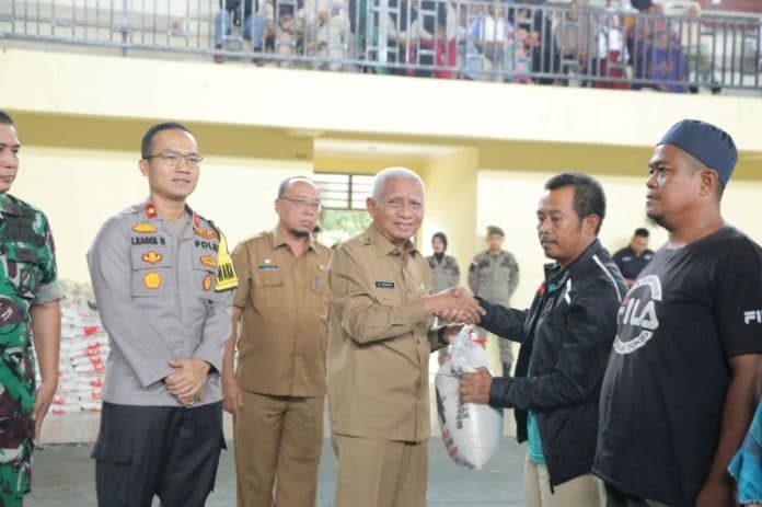 bupati_asahan_salurkan_bantuan_beras_kepada_1000_kaum_dhuafa