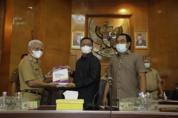 bupati_asahan_serahkan_rpjmd_2021_pada_rapat_paripurna_dprd