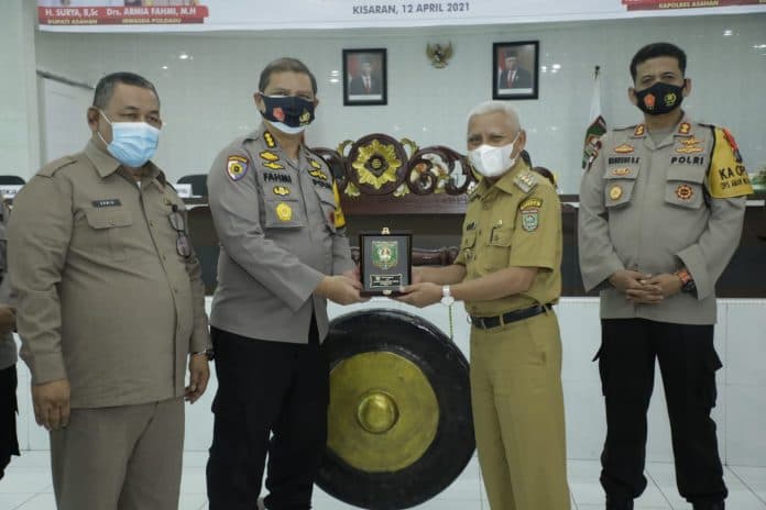 bupati_asahan_terima_skp_calon_kabupaten_bebas_pungli_2021