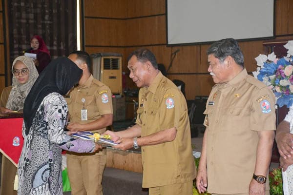 bupati_ashari_tambunan_serahkan_bantuan_sekaligus_pamitan_ke_warga_sunggal