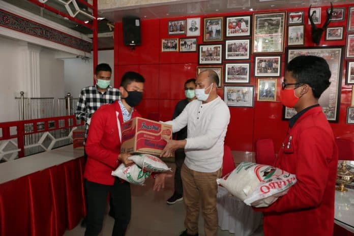 bupati_bantu_164_mahasiswa_asal_luar_taput_yang_tak_pulang_kampung