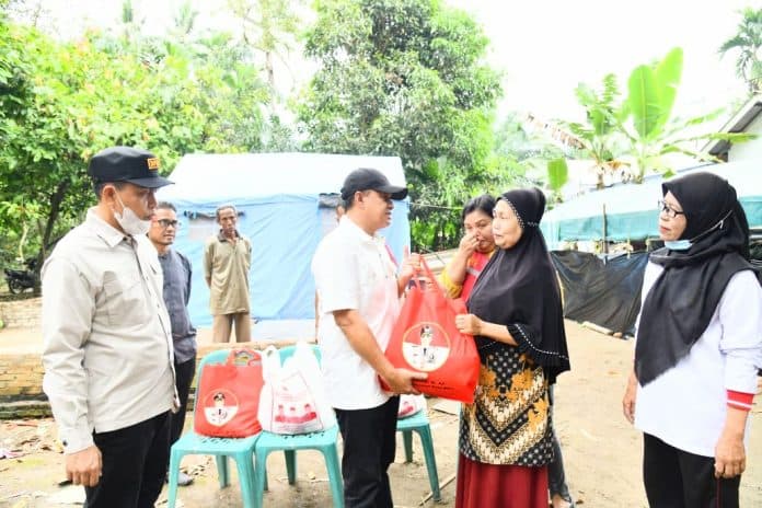 bupati_batu_bara_bantu_renovasi_rumah_roboh_tertimpa_pohon