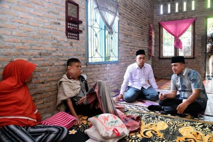bupati_batu_bara_bawa_berobat_remaja_penderita_kanker_leher