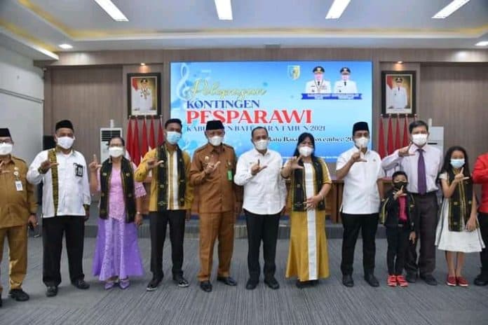 bupati_batu_bara_berangkatkan_95_anggota_pesparawi