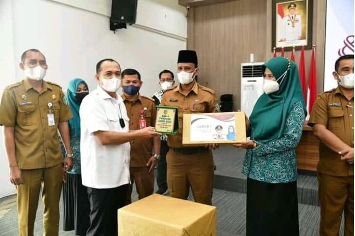 bupati_batu_bara_beri_hadiah_dan_bantuan_untuk_desa_terbaik