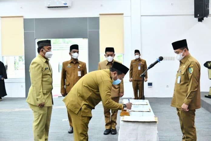 bupati_batu_bara_lantik_26_pejabat_eselon_3_dan_4