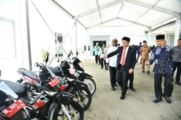 bupati_batu_bara_serahkan_bantuan_septor_untuk_12_pengurus_mui_kecamatan