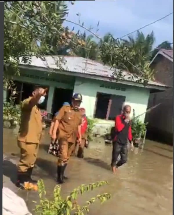 bupati_batu_bara_tinjau_rumah_warga_yang_terendam_banjir