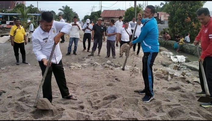 bupati_bersama_masyarakat_marharoan_bolon_serentak_pada_bulan_bhakti_nasional