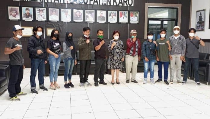 bupati_cory_lepas_kontingen_kickboxing_karo_mengikuti_selekda_se_sumut