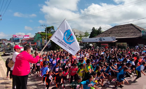 bupati_dairi_lepas_650_pelajar_smp_dan_smasmk_di_lomba_maraton_isori_cup