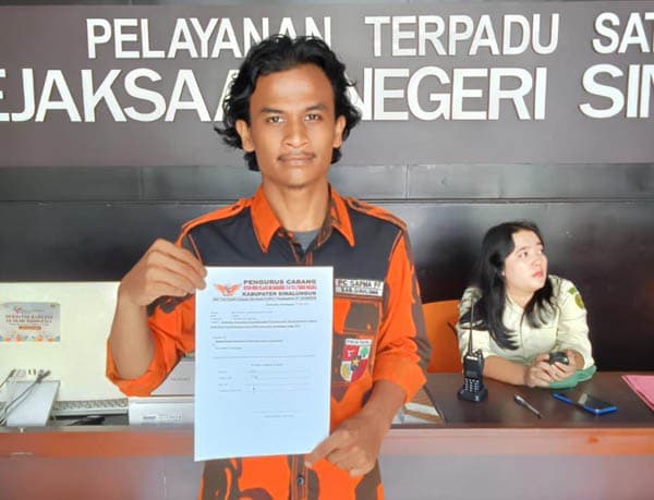 bupati_dan_kadis_pmpn_simalungun_dilaporkan_ke_kejari_soal_pengadaan_kaos_marharoan_bolon