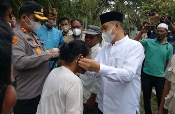 bupati_dan_kapolres_batu_bara_salurkan_ratusan_paket_sembako_lewat_ksj_di_empat_desa