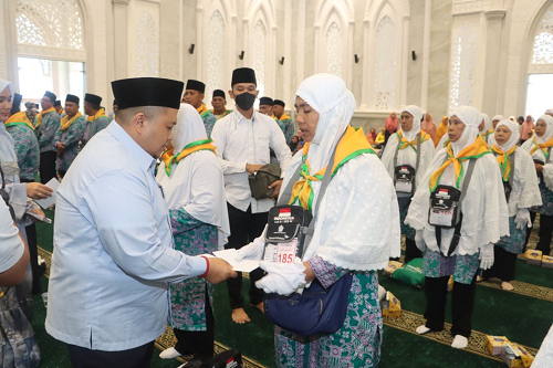 bupati_dan_kapolres_tapsel_lepas_83_cjh_di_mesjid_agung_syahrun_nur