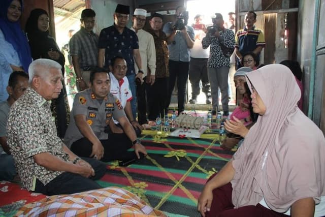 bupati_dan_kapolres_turun_tangan_dua_tahun_lumpuh_haris_dibawa_ke_rsu