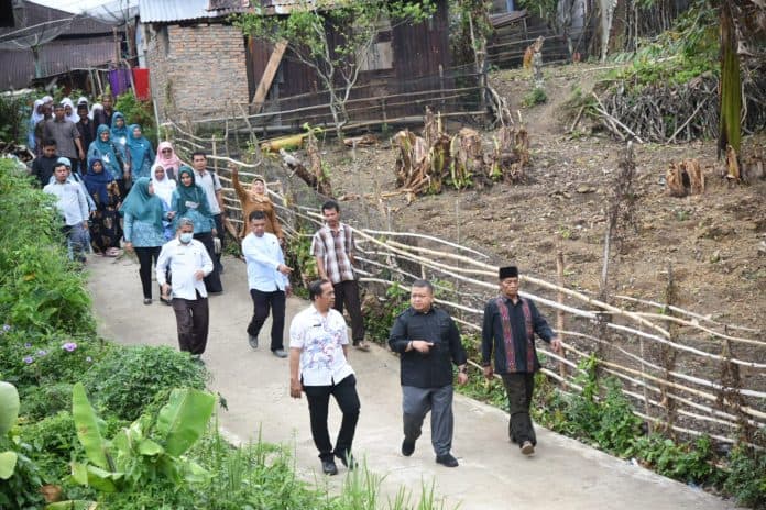 bupati_dan_ketua_tp_pkk_tapsel_apresiasi_pemanfaatan_perkarangan_tanaman_obat_warga
