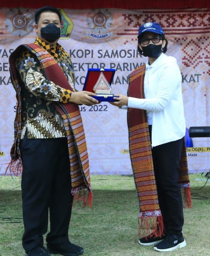 bupati_dan_rektor_ugm_jalin_kerjasama_kembangkan_sektor_pariwisata_di_samosir