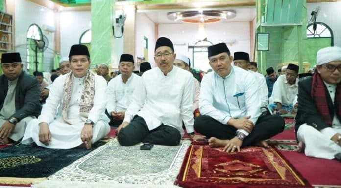 bupati_dan_wabup_labusel_salat_idul_fitri_1445_h_di_masjid_musthofa