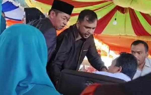 bupati_dan_wabup_rohil_nyaris_adu_jotos_di_acara_pelantikan_pj_kades
