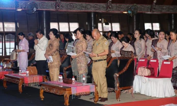 bupati_dan_wakil_bupati_pimpin_ibadah_paskah_raya_oikumene_di_taput