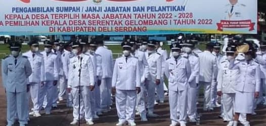 bupati_deli_serdang_pidato_sejumlah_kades_yang_dilantik_merokok_dan_main_hp