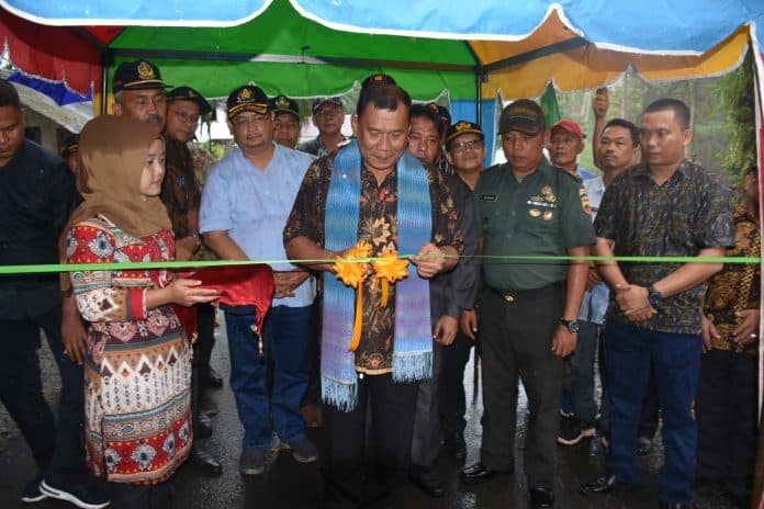 bupati_deli_serdang_resmikan_jalan_aspal_menuju_desa_tanjung_purba