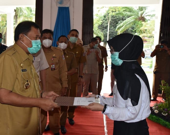 bupati_deli_serdang_serahkan_108_sk_cpns_formasi_2019