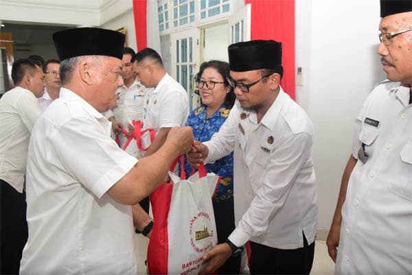 bupati_deli_serdang_serahkan_bantuan_presiden_untuk_panti_asuhan_melalui_13_camat