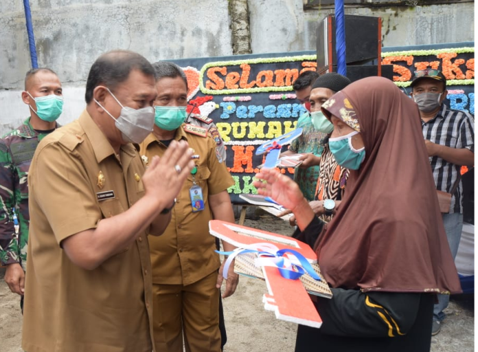 bupati_deli_serdang_serahkan_tujuh_kunci_rumah_warga